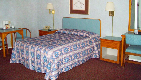 1 Queen Kitchenette Suite Non-Smoking Photo 1